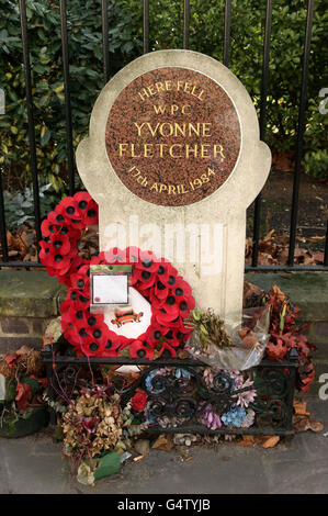 Ehrungen an einem Denkmal für den WPC Yvonne Fletcher (15. Juni 1958 - 17. April 1984) - ein britischer Polizist wurde 1984 während eines Protestes vor der libyschen Botschaft auf dem St. James's Square in London tödlich geschossen - auf dem St. James Square im Zentrum von London. Stockfoto