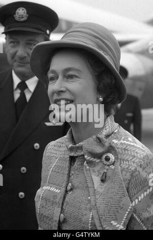 Königin Elizabeth II. Auf dem Flughafen Heathrow bei der Ankunft aus Kanada, wo sie und der Herzog von Edinburgh zu einem offiziellen Besuch waren. Stockfoto