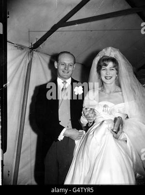 *gescannt niedrige Auflösung von einem Kontakt* Lord Montagu mit seiner Braut, der ehemaligen Miss Belinda Crossley, als sie die Abbey Church aus dem 13. Jahrhundert in Beaulieu, Hampshire, nach ihrer Hochzeit verlassen. Stockfoto