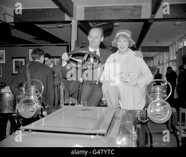 ** Lord Montagu und seine Verlobte Belinda Crossley sitzen in einem der Autos im Motormuseum in Beaulieu, Hampshire, bei der Eröffnung einer neuen Erweiterung. Stockfoto