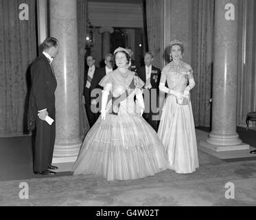 Königin Ingrid von Dänemark und Königin Elizabeth, mit König George VI im Hintergrund, bei einem Regierungsempfang im Lancaster House, St. James's, London. Der Empfang war die letzte Veranstaltung, an der König Frederik und Königin Ingrid während ihres Staatsbesuches in Großbritannien teilnahmen. Stockfoto