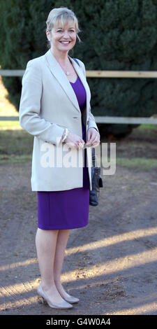 BBC Breakfast Weather Presenter Carol Kirkwood lächelt, als sie in der West Newton Village Hall in Norfolk ankommt, wo sie Gastrednerin am Sandringham Women's Institute ist, an dem die Queen Elizabeth II. Teilnimmt Stockfoto