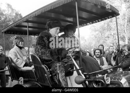 Lord Montagu mit Prinzessin Michael von Kent im Daimler der Queen 1900 vor dem Start des Veteranenwagens RAC London nach Brighton im Hyde Park in London. Stockfoto