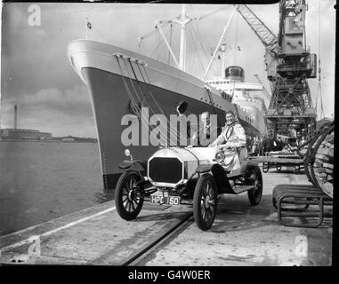 Lord and Lady Montagu in einem 1909 Humber, am Kai von Southampton, bevor es nach Südafrika geht. Stockfoto