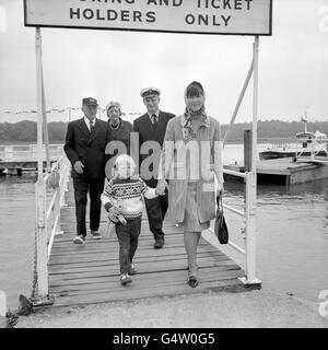 Lady Belinda Montagu mit ihrem Sohn Ralph und ihrem Ehemann Lord Montagu, hinten, bei der Eröffnung des Meistererbauerhauses, Beaulieu, Hampshire. Stockfoto