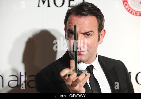 Jean Dujardin mit dem Preis als Schauspieler des Jahres für den Künstler, bei den London Critics' Circle Film Awards 2012, im BFI Southbank, Belvedere Road, London. Stockfoto