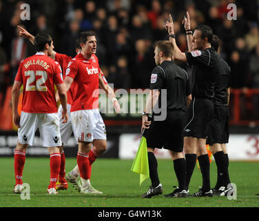 Fußball - npower Football League One - Charlton Athletic gegen Sheffield United - The Valley. Charlton Athletic Spieler fragen den Schiedsrichter während des npower Football League One Matches im The Valley, London. Stockfoto