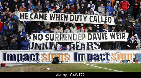 Rangers halten eine David Weir Tribute während des Clydesdale Bank Scottish Premier League Spiel im Ibrox Stadium, Glasgow. Stockfoto