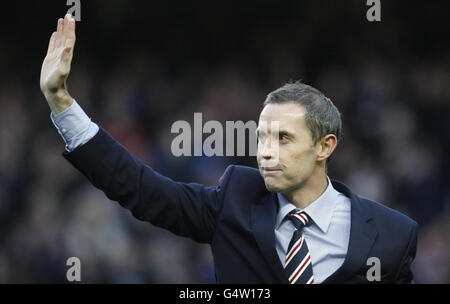 Fußball - Clydesdale Bank Scottish Premier League - Rangers gegen Aberdeen - Ibrox Stadium. Die Rangers David Weir winkt während der Halbzeit während des Spiels der Clydesdale Bank Scottish Premier League im Ibrox Stadium, Glasgow, der Menge zu. Stockfoto