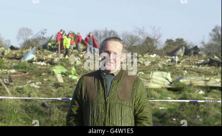 Martin Mugele, der Landwirt, dem das Land gehört, in dem ein koreanischer 747-Frachtjet kurz nach dem Start vom Flughafen Stansted abgestürzt ist. Das Flugzeug kam auf offenen Feldern in der Nähe der Bettler's Hall Farm in Essex, südlich des Flughafens, herunter und tötete die vier Besatzungsmitglieder. Stockfoto