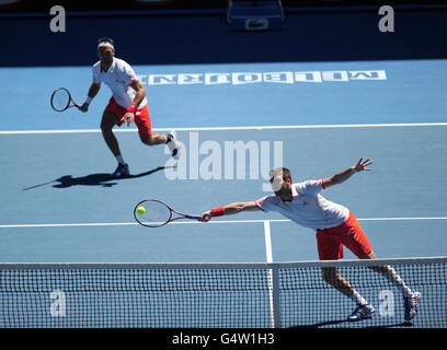 Der britische Colin Fleming und der Doppelpartner Ross Hutchins im Kampf gegen Bob Bryan und Mike Bryan aus den USA am siebten Tag der Australian Open 2012 im Melbourne Park in Melbourne, Australien. Stockfoto