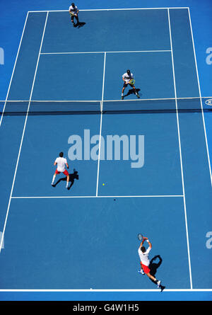 Der britische Colin Fleming und der Doppelpartner Ross Hutchins (unten) im Kampf gegen Bob Bryan und Mike Bryan (oben) der USA am siebten Tag der Australian Open 2012 im Melbourne Park in Melbourne, Australien. Stockfoto