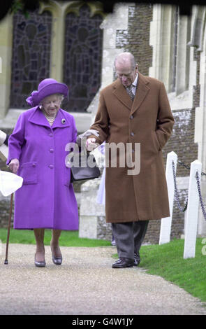 Der Herzog von Edinburgh und die Königin Mutter verlassen Sandringham Pfarrkirche nach ihrem traditionellen Weihnachtsgottesdienst. Stockfoto