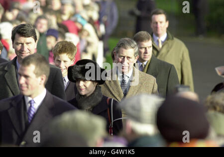 Peter Phillips, Commander Tim Laurence, Viscountess Serena Linley Prinz Harry und der Prinz von Wales (L-R) kommen in Sandringham Pfarrkirche für ihren traditionellen Weihnachtsgottesdienst. Stockfoto