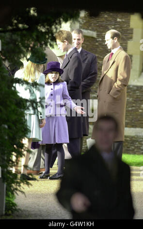 Die Töchter von Prinz Andrew, Beatrice (rechts) und Eugenie mit dem Earl of Wessex und Prinz Harry vor der Pfarrkirche von Sandringham vor ihrem traditionellen Weihnachtsgottesdienst. * die Königin und die 99-jährige Königin-Mutter führten die Royals in der St. Mary Magdalena Kirche in Verehrung. Stockfoto