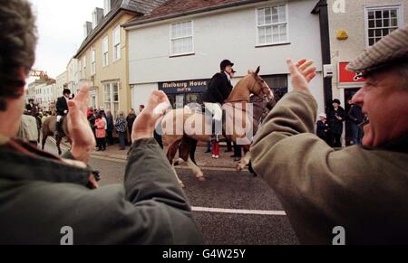 Mitglieder der Essex Farmers und Union Hunt fahren zu Beginn ihres traditionellen Boxing Day-Treffens durch Maldon. Es gab wütende Rufe von vielen Anti-Hunt-Aktivisten, als die Fahrer durch die Stadt trabten, nachdem sie den Steigbügelbecher im nahe gelegenen Swan Pub genommen hatten. * Hunt-Anhänger winkten Plakate, die zur Fortsetzung der Jagd aufriefen, und jubelten die Pferde und die Jagdhunde laut. Stockfoto