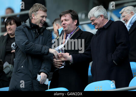 Fußball - Barclays Premier League - Manchester City / Tottenham Hotspur - Etihad Stadium. Everton-Manager David Moyes (links) an der Tribüne Stockfoto