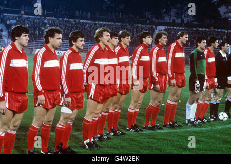 Polen ist für die Nationalhymnen vertreten. (l-r) Wlodimierz Smolarek, Andrzej Buncol, Andrzej Palasz, Zbigniew Boniek, Dariusz Kubicki, Dariusz Wdowczyk, Dariusz Dziekanowski, Jerzy Wijas, Roman Wojcicki, Jacek Kazimierski und Wladyslaw Zmuda. Stockfoto