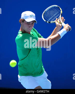 Der britische Luke Bambridge im Einsatz gegen den japanischen Kaichi Uchida am 9. Tag der Australian Open 2012 im Melbourne Park in Melbourne, Australien. Stockfoto