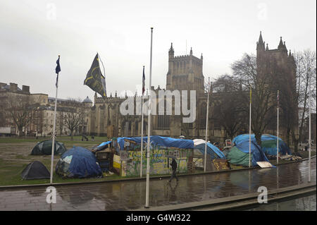 Ein Mann geht an Planenstrukturen am College Green in Bristol vorbei, wo seit Oktober 2011 die Occupy Bristol Bewegung zeltet. Stockfoto