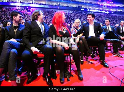 Jonathan Ross (zweiter links) gibt Michael McIntyre (rechts) den Most Popluar Entertainment-Programmpreis zurück, nachdem er ihn während der NTA Awards 2012 im O2, Greenwich, London, gestohlen hat Stockfoto