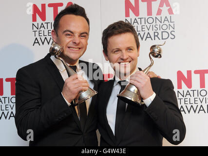 Anthony McPartlin (links) und Declan Donnelly mit ihren Awards für Entertainment Presenter, Backstage bei den National Television Awards 2012 in der Greenwich Arena London. Stockfoto