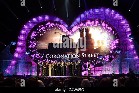 Besetzung und Crew von Coronation Street sammeln den Serial Drama Award auf der Bühne während der NTA Awards 2012 im O2, Greenwich, London Stockfoto