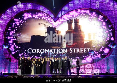 Besetzung und Crew von Coronation Street sammeln den Serial Drama Award auf der Bühne während der NTA Awards 2012 im O2, Greenwich, London Stockfoto