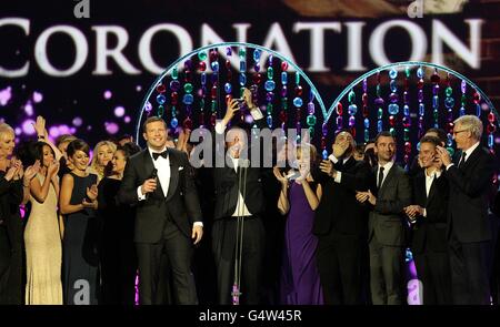 Besetzung und Crew von Coronation Street sammeln den Serial Drama Award auf der Bühne während der NTA Awards 2012 im O2, Greenwich, London Stockfoto