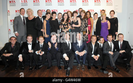 Cast Member of Coronation Street Backstage bei den National Television Awards 2012 in der Greenwich Arena London, mit einer Auszeichnung für die ehemalige Mitarbeiterin Katherine Kelly, die ihre Auszeichnung für Serial Drama Performance für ihre Rolle als Becky McDonald in der Coronation Street nicht erhalten konnte, da sie derzeit in auftrat Sie macht sich bereit, im National Theatre in London zu erobern. Stockfoto