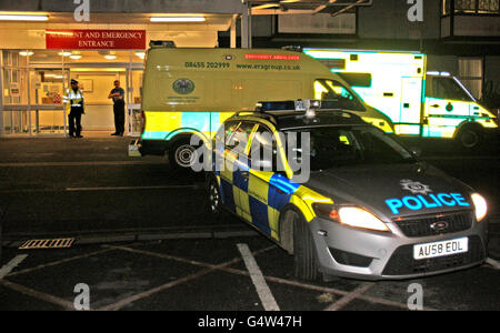 Die Polizei vor der A&E-Abteilung des West Suffolk Hospitals in Bury St. Edmunds, als heute Abend eine Menschenjagd stattfand, nachdem zwei Gefängnisbeamte mit Waffengewalt bedroht und gezwungen wurden, einen Gefangenen freizulassen, der während des Transports von Andrew Farden, 26, zur Behandlung im Krankenhaus stattfand. Stockfoto