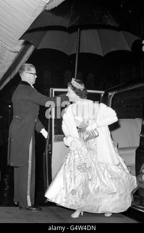 Königin Elizabeth II. Kommt am Royal Opera House, Covent Garden, London an, um an einer Gala-Aufführung von Bellinis Oper 'La Sonnambula' teilzunehmen. Stockfoto