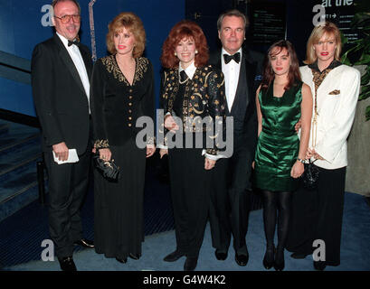 Der amerikanische Schauspieler Robert Wagner (Mitte) mit der Schauspielerin Stephanie Powers, ihrem Mann, Wagners Frau Jill St. John und den Töchtern Tasha und Katie bei den British Film Institute Awards am National Film Theatre in London. Stockfoto