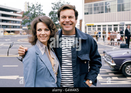 Der amerikanische Schauspieler Robert Wagner und seine Schauspielerin Frau Natalie Wood am Flughafen Heathrow in London, bevor er die Preise bei den Filmfestspielen in Cannes übergibt. Stockfoto