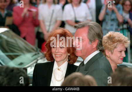 Der amerikanische Schauspieler Robert Wagner und die amerikanische Schauspielerin Jill St. John kommen zur Eröffnungsnacht von Barry Manilows neuem Musical „coana“ am Prince of Wales Theatre in London an. Stockfoto