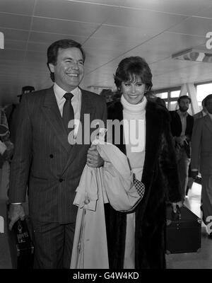 Robert Wagner und Stephanie Powers, die mit ihrer Filmschauspielerin auf dem Londoner Flughafen Heathrow zu Gast war, drehten zwei Folgen ihrer Fernsehserie „Hart to Hart“. Stockfoto