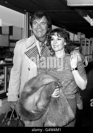 Robert Wagner mit seiner Frau Natalie Wood auf dem Londoner Flughafen Heathrow, der in die USA abfährt. Stockfoto