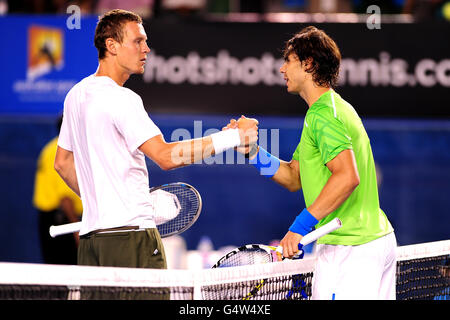 Der Spanier Rafael Nadal (rechts) schüttelt sich die Hände mit Tomas aus der Tschechischen Republik Berdych nach dem Sieg Stockfoto