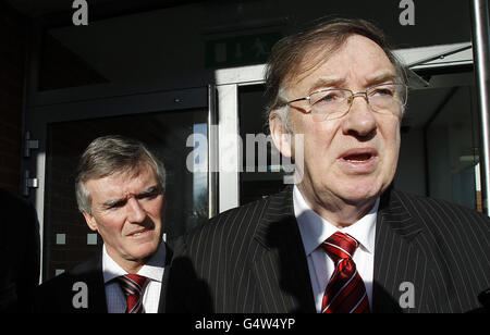 Der ehemalige Juniorminister Ivor Callely (links) wird in Begleitung seines Rechtsanwalts Noel O'Hanrahan (rechts) im Bahnhof von Irishtown Garda, Dublin, aus der Haft entlassen. Stockfoto