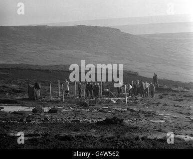 DIE MORDE DER MAUREN 1965: Die Polizei sucht auf Saddleworth Moor in der Nähe von Ashton-under-Lyne nach menschlichen Überresten. Im Mittelpunkt der Gruppe steht Eric Cunningham, Chef der North West Regional Crime Squad (Bowler hat). Die Polizei würde die Entdeckung eines Leibes nicht bestätigen. Myra Hindley und Ian Brady. Stockfoto