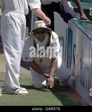 Der südafrikanische Spin-Bowler Paul Adams verletzt seinen linken Arm, nachdem er am letzten Tag des 5. Tests im Centurion Park an der Grenze eingesetzt war. Stockfoto