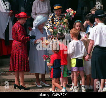 Die Queen Mother trifft sich, begleitet von der Queen, an ihrem 91. Geburtstag vor der Sandringham Parish Church mit den Glückwunschern. Stockfoto