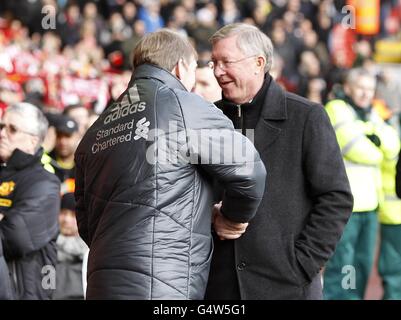 Liverpool-Manager Kenny Dalglish (links) schüttelt sich die Hände mit Manchester United' manager Alex Ferguson (rechts) Stockfoto