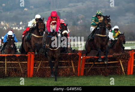 Modul von Paddy Brennan (rechts) springt die letzte, um aufzustehen und Koup de Kanon zu schlagen, die von Jason Maguire (Mitte) in Stellar Football 'End of Transfer Window' Handicap-Hürde während des Festival Trials Day auf der Cheltenham Racecourse, Gloucestershire, gefahren wurde. Stockfoto