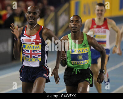 Der Brite Mo Farah (links) in Aktion während des Mens 1500 m Finale während der Aviva International in Kelvin Hall, Glasgow. Stockfoto