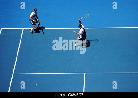 Tennis - 2012 Australian Open - Tag 7 - Melbourne Park. Der US-Amerikaner Bob Bryan in Aktion während ihres Spiels gegen die Briten Colin Fleming und Ross Hutchins Stockfoto