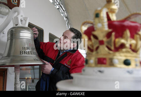 Chief Executive Bob Downie putzt die Glocke, als die Royal Yacht Britannia in Edinburgh wieder für die Öffentlichkeit zugänglich ist, nach einer Wartungspause, als 2,500 Liter Farbe während der Lackierung des Rumpfes verwendet wurden. Stockfoto
