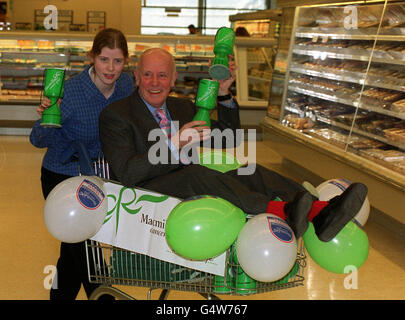 Schauspieler Richard Wilson mit Tesco-Mitarbeiterin Belinda McAtamney während einer Fotoanstellung im Tesco-Geschäft in Kensington, West-London, um die Tesco Macmillan Charity of the Year Partnership für 2000 zu starten. * im Rahmen des fortgesetzten Engagements von Tesco zur Unterstützung der lokalen Gemeinschaften übernehmen sie jedes Jahr eine Wohltätigkeitsorganisation, die im Mittelpunkt der Aktivitäten zur Mitarbeiterbeschaffung steht. Stockfoto