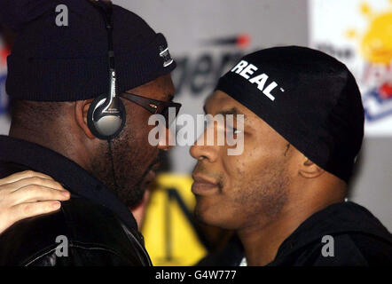 Der amerikanische Boxer Mike Tyson (R) trifft sich mit dem britischen Julius Francis während einer Pressekonferenz in der MEN Arena in Manchester. Tyson wird Francis am 29/01/2000 bekämpfen. Stockfoto