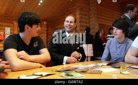 Der Earl of Wessex trifft bei seinem Besuch im Shimna Valley Village, Newcastle Co Down, junge Menschen, die am Duke of Edinburgh-Programm beteiligt sind. Stockfoto